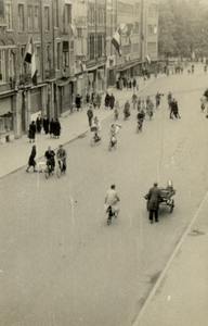 605168 Gezicht in de Nachtegaalstraat te Utrecht, vanaf het pand Nachtegaalstraat 49, vermoedelijk tijdens de aanloop ...